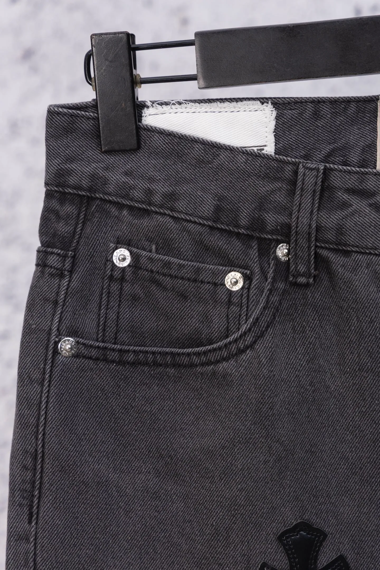 💰270 GALLERY DEPT. Vintage multi-leather splicing cross loose washed flared jeans to truly restore the ultimate texture of Vintage. Original hardware accessories, washed and other elevators, QR code analysis are all purchased from the original factory, high degree of restoration, you are welcome to compare the products~ Three-dimensional version Loose and comfortable, not picky about the figure, taller and slimmer, factory Seiko, original factory quality control, same style for men and women, can be matched with couples, versatile recommendation, must-have jeans for all seasons Size: 28-30-32-34 Color: blue gray